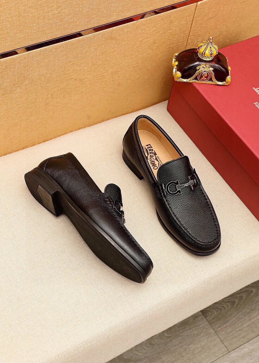 Men's shoes 💰480 💐 Product trademark: Ferragamo "Ferragamo" casual leather shoes Regular size: 38-44 (45🉑️customized) Product materials: Selected imported first-layer pebbled cowhide leather upper + luxury hardware buckle, imported water-dyed cowhide leather lining. Strong three-dimensional visual effect, original outsole color: 4⃣️seed leather materials available